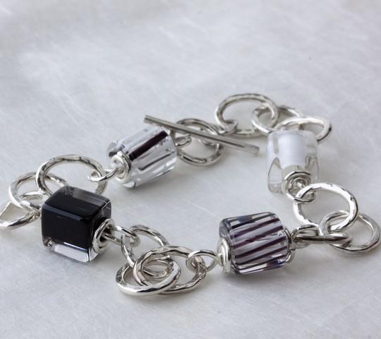 Jenny Baxter: Chain Bracelet with Artglass Beads  