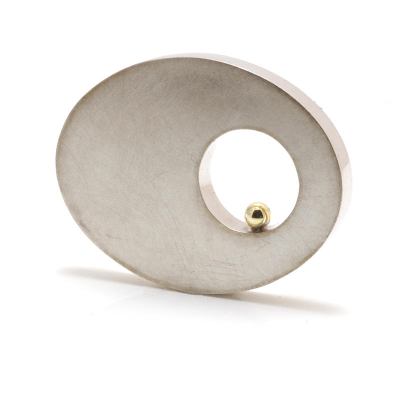 Machi de Waard: Oval hollow brooch with gold ball detail  