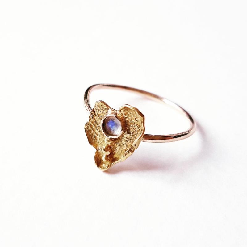 'Little heart' Ring, gold with moonstone, Chloe Romanos