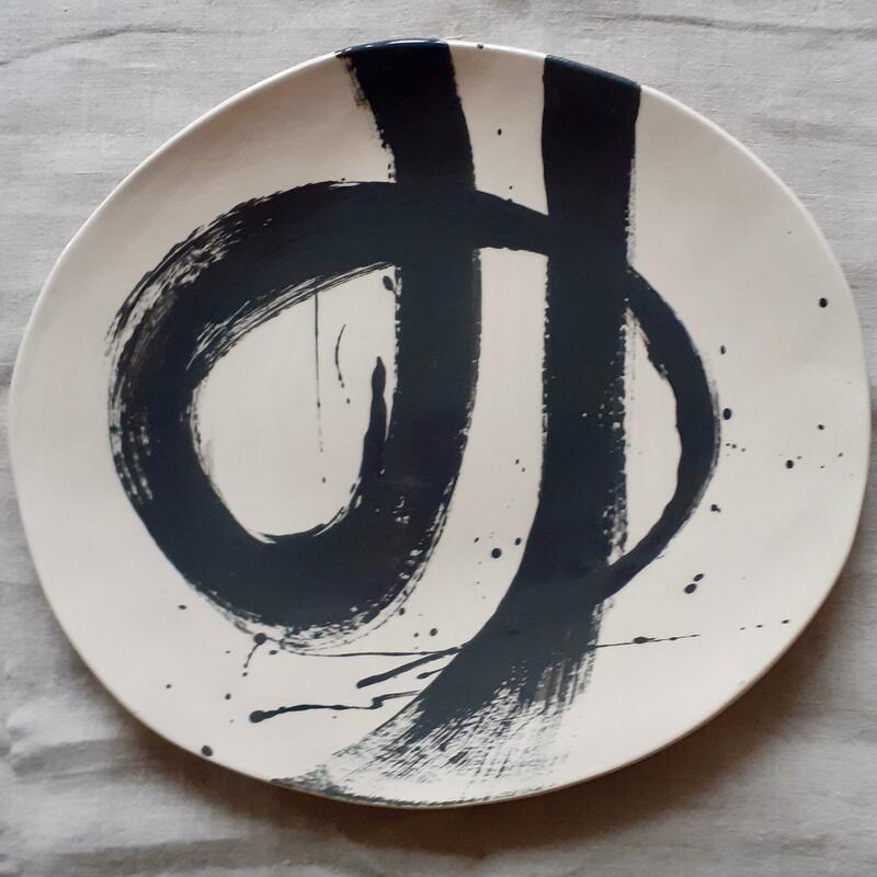 Fleur Enser: Earthenware platter with black slip decoration