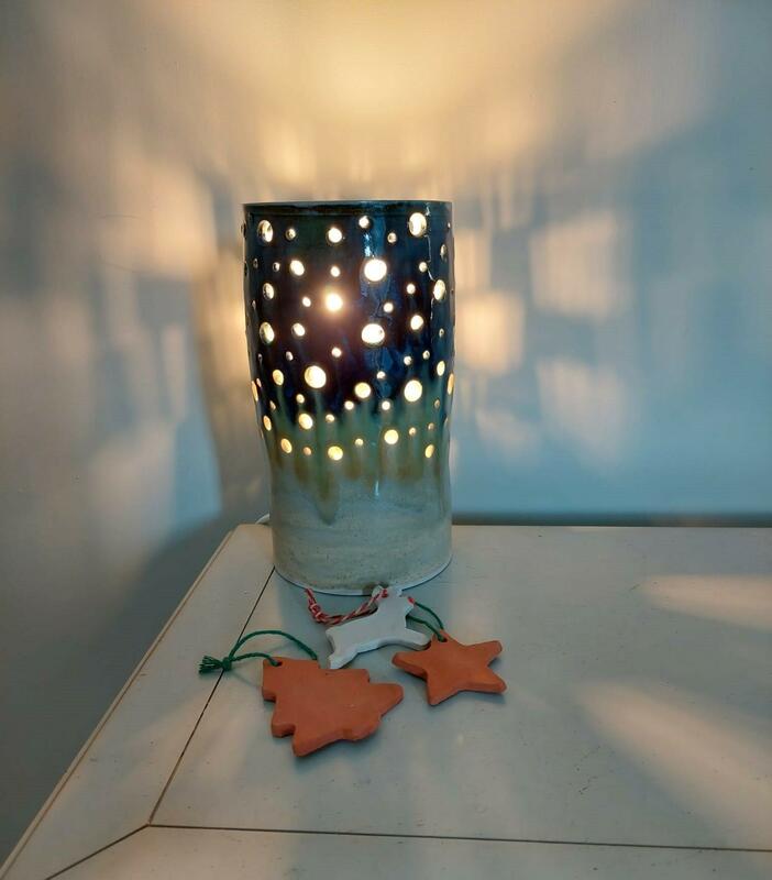 A dazzling lamp for Christmas. Easy side switch. 28cm tall