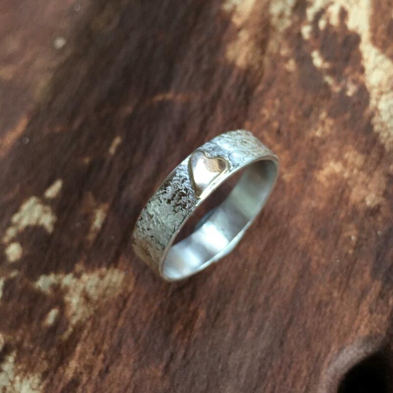 Textured ring with gold heart