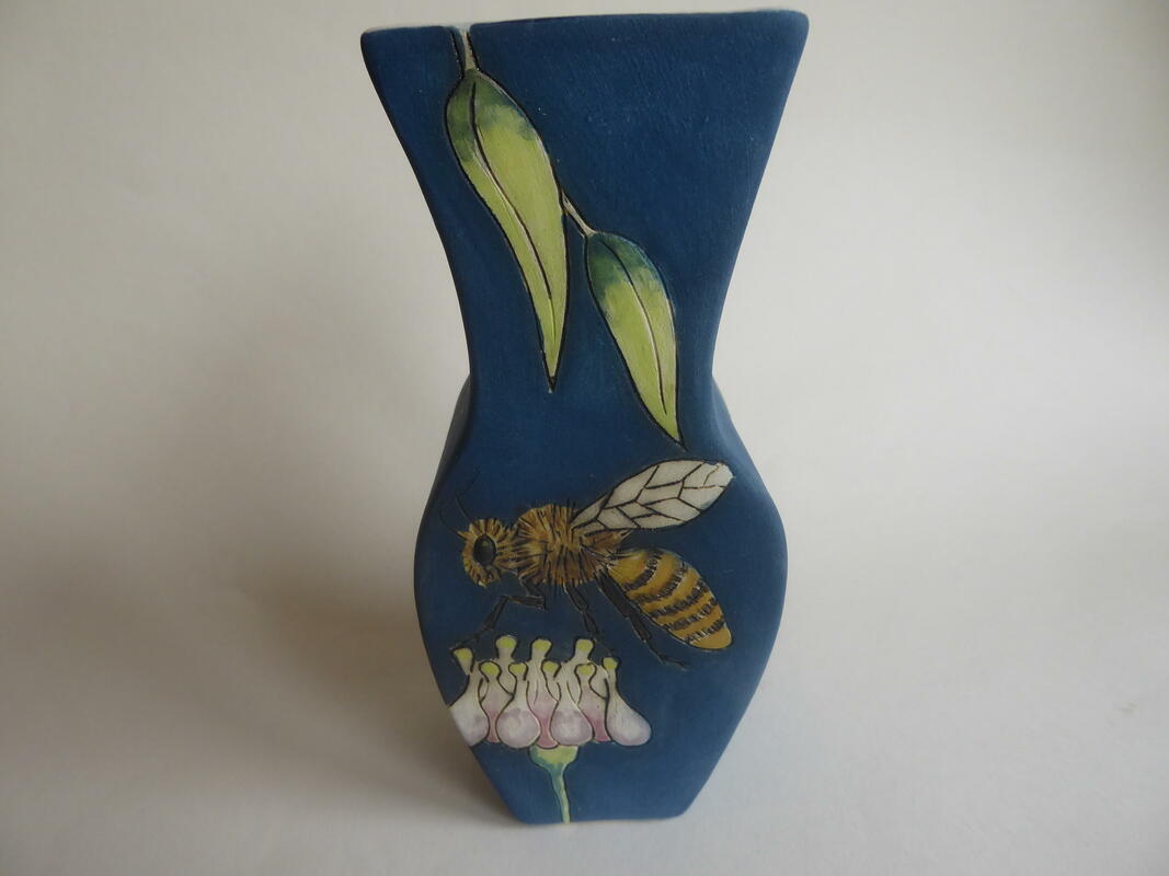 Vase with bee. Ht. 15cms matt finish