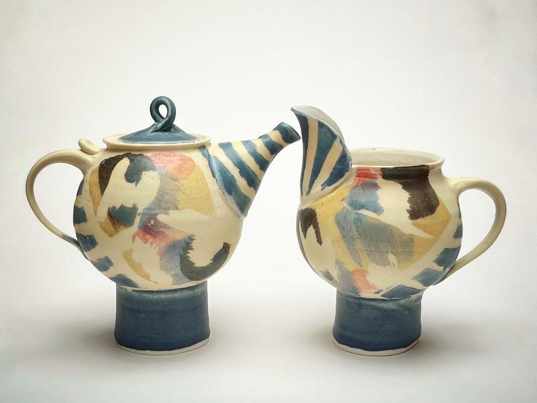 teapot and jug in conversation