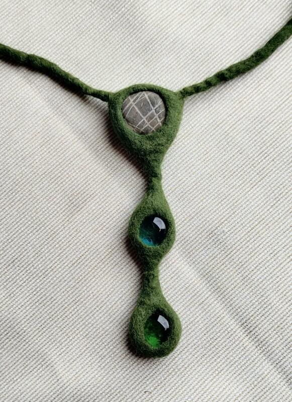 Green 3 pebble felt necklace