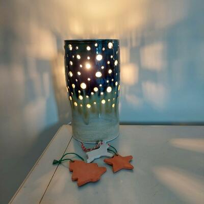 A dazzling lamp for Christmas. Easy side switch. 28cm tall