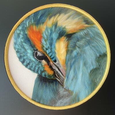 An original circular oil painting of a kingfisher by Oxford artist Karina Tarin
