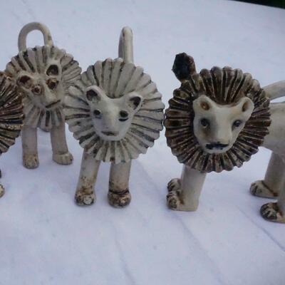 A pack on wild lions, hand built and decorative.