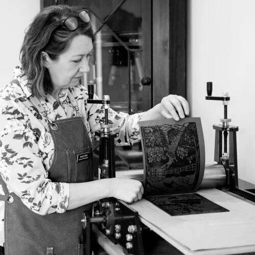 Gerry Coles using her Hawthorn etching press