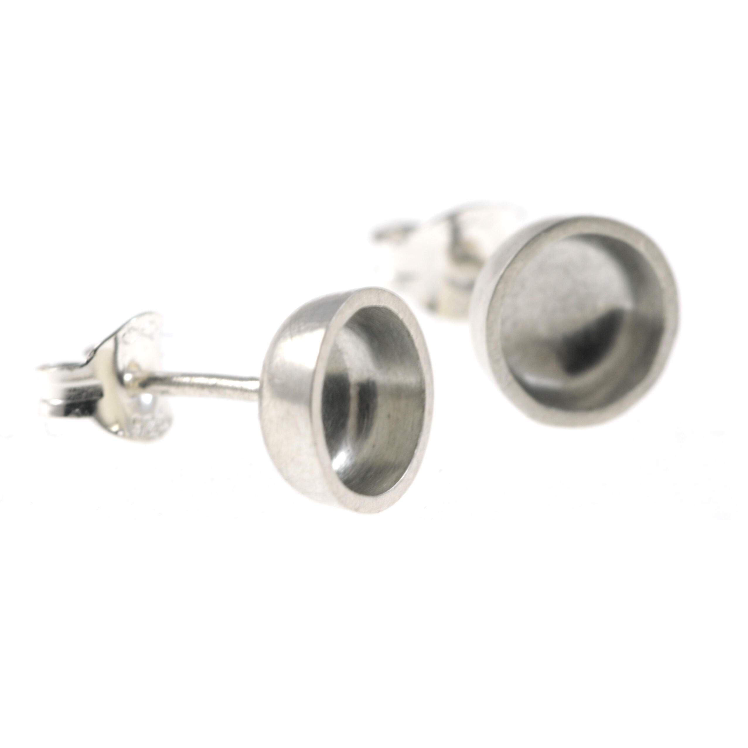 Machi de Waard: Machi de Waard open pod silver stud earrings