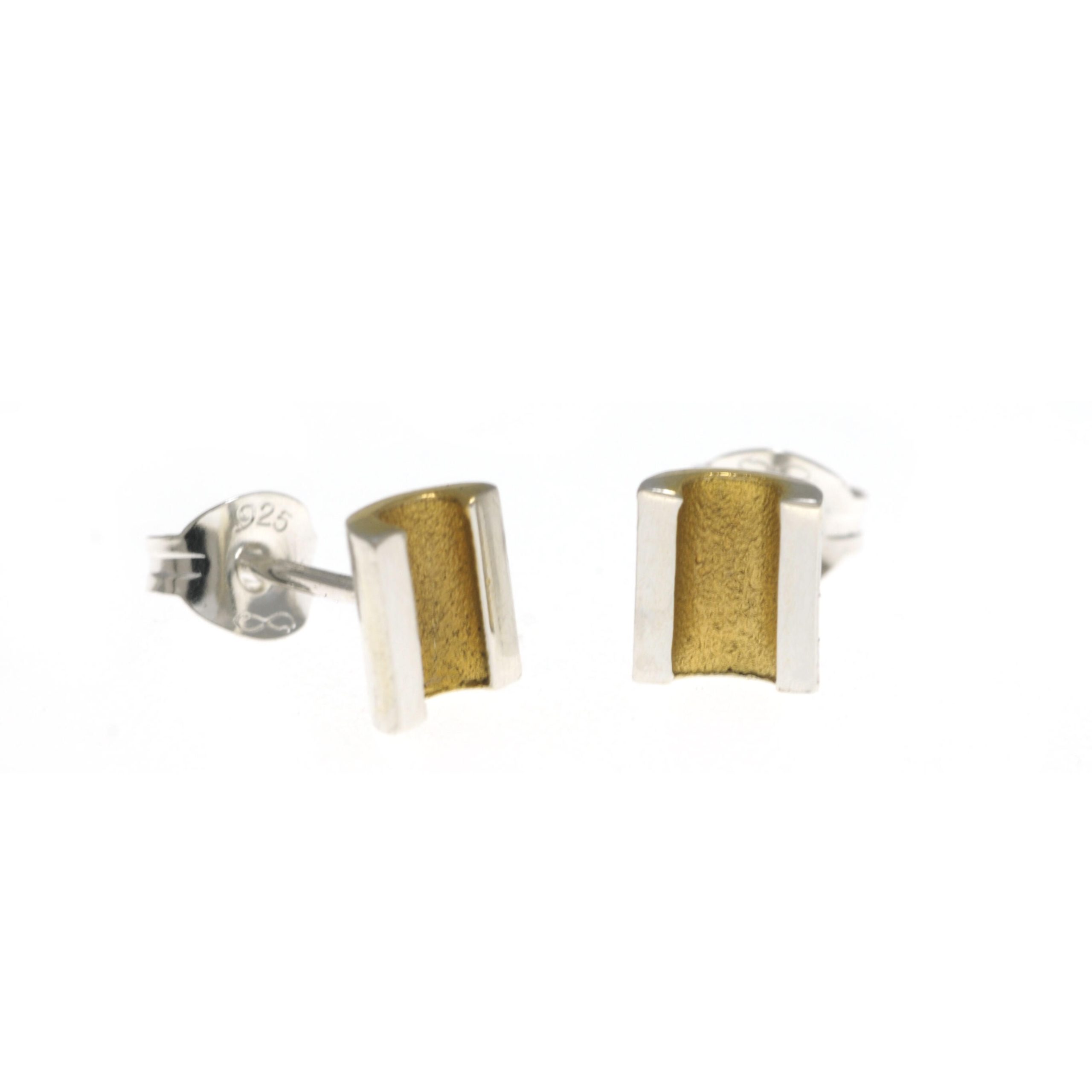 Machi de Waard: Machi de Waard straight radius stud gold plated