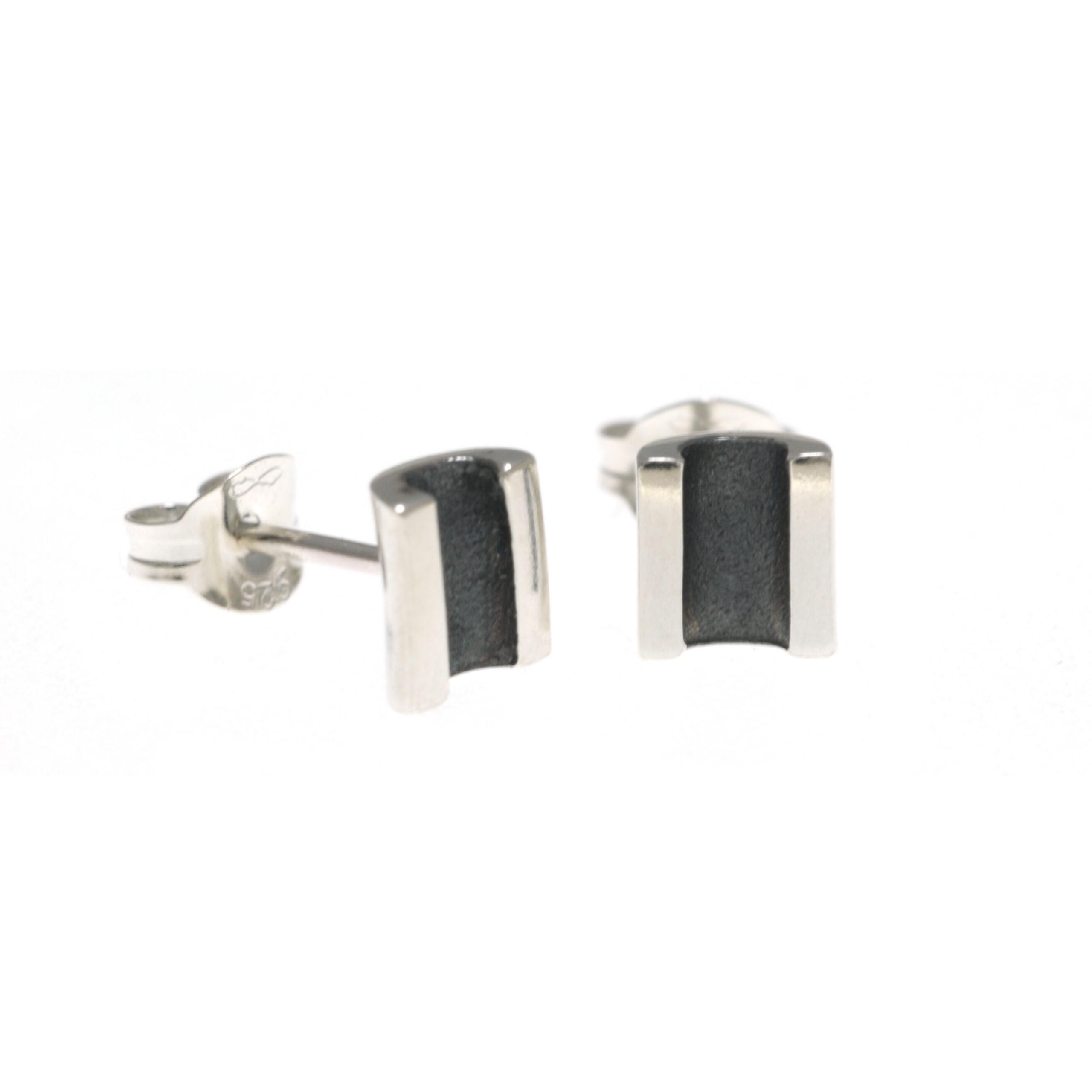 Machi de Waard: Machi de Waard straight radius stud earrings oxidised
