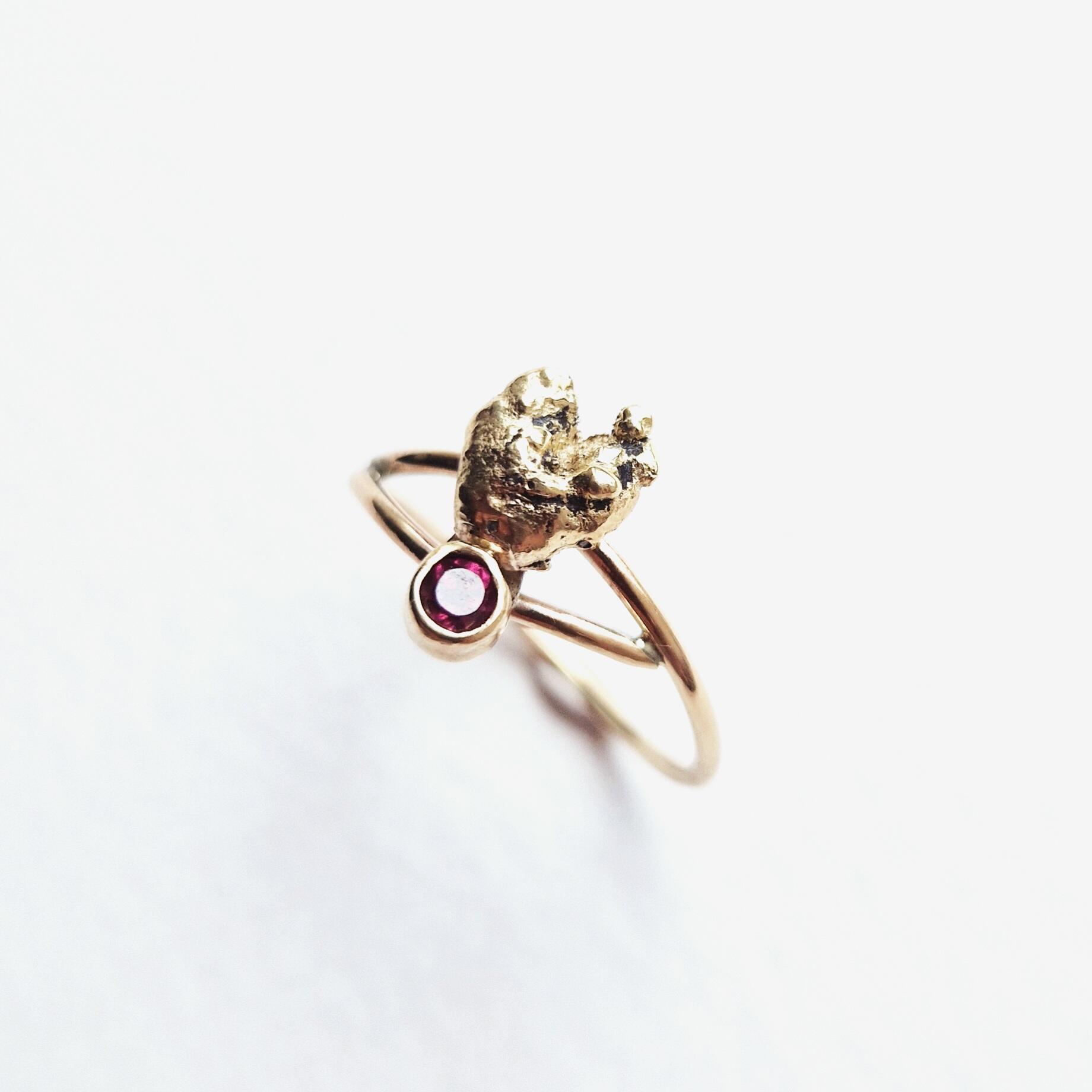Chloe Romanos WOA: 'Heart' Ring, gold with garnet, Chloe Romanos