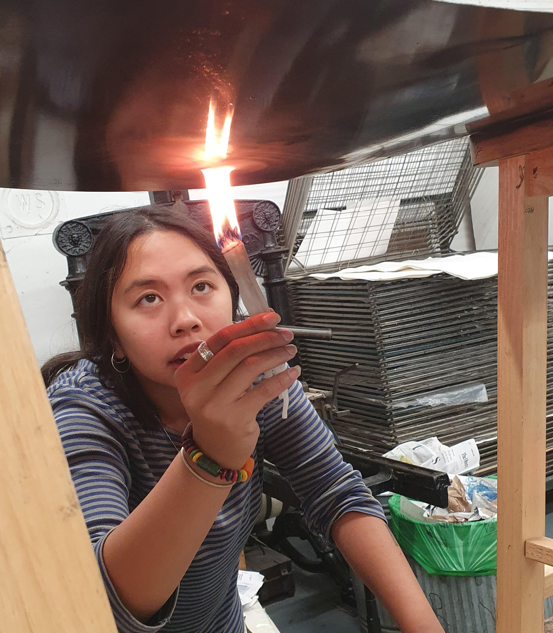 Oxford Printmakers: Bethenie smokes a big plate