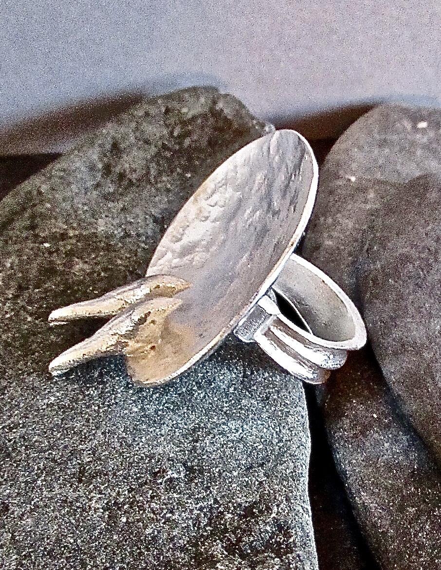 Tony Thomson: Tony Thomson Ring: two silver birds on silver bowl
