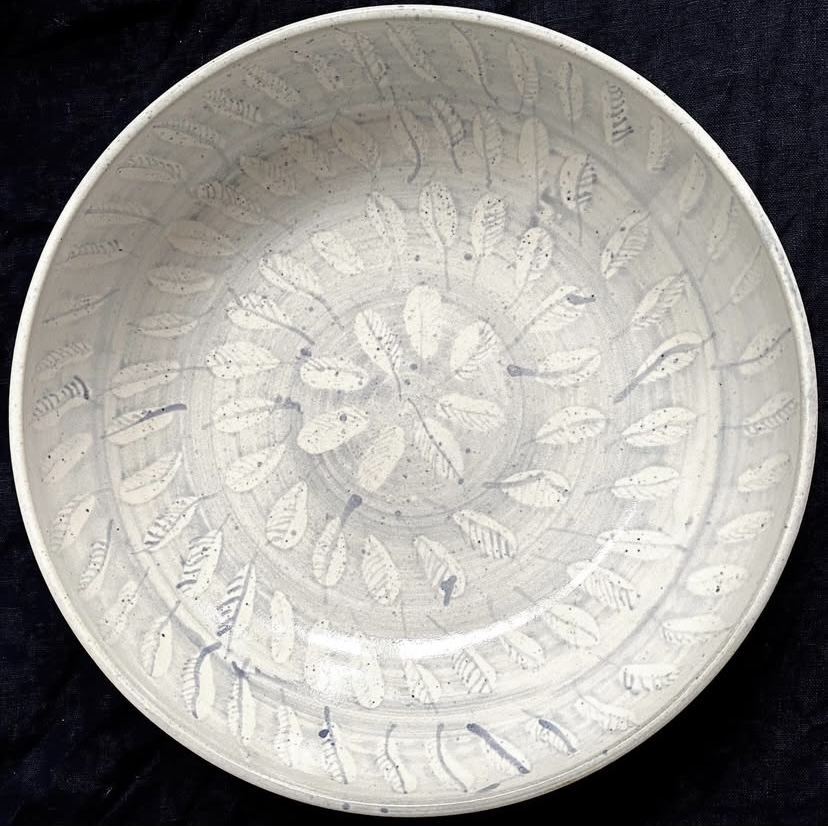 Blue and white feather bowl.