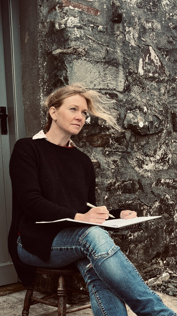 Artist Ros Murphy sketching on plein air