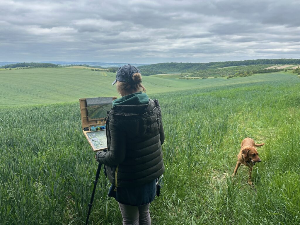 Caroline Vivian on the Downs painting an Oxfordshire landscape.