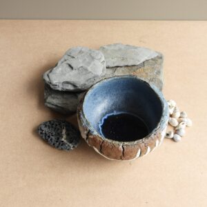 Fi Cooper: Small bowl in terracotta with inlaid details in white clay, glazed in blue and with a glass pool inside, handbuilt