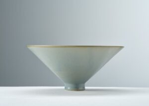 Robyn Hardyman OCG: Fine porcelain bowl thrown on the wheel