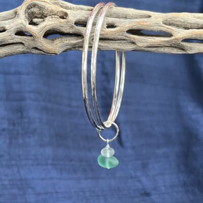 Hammered sterling silver linked bangles with a sea glass dangle. Inner diameter 6.4 cm (medium)