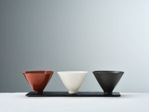 Robyn Hardyman OCG: Three porcelain dishes on slate