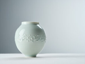 Robyn Hardyman OCG: Porcelain moon jar thrown on the wheel
